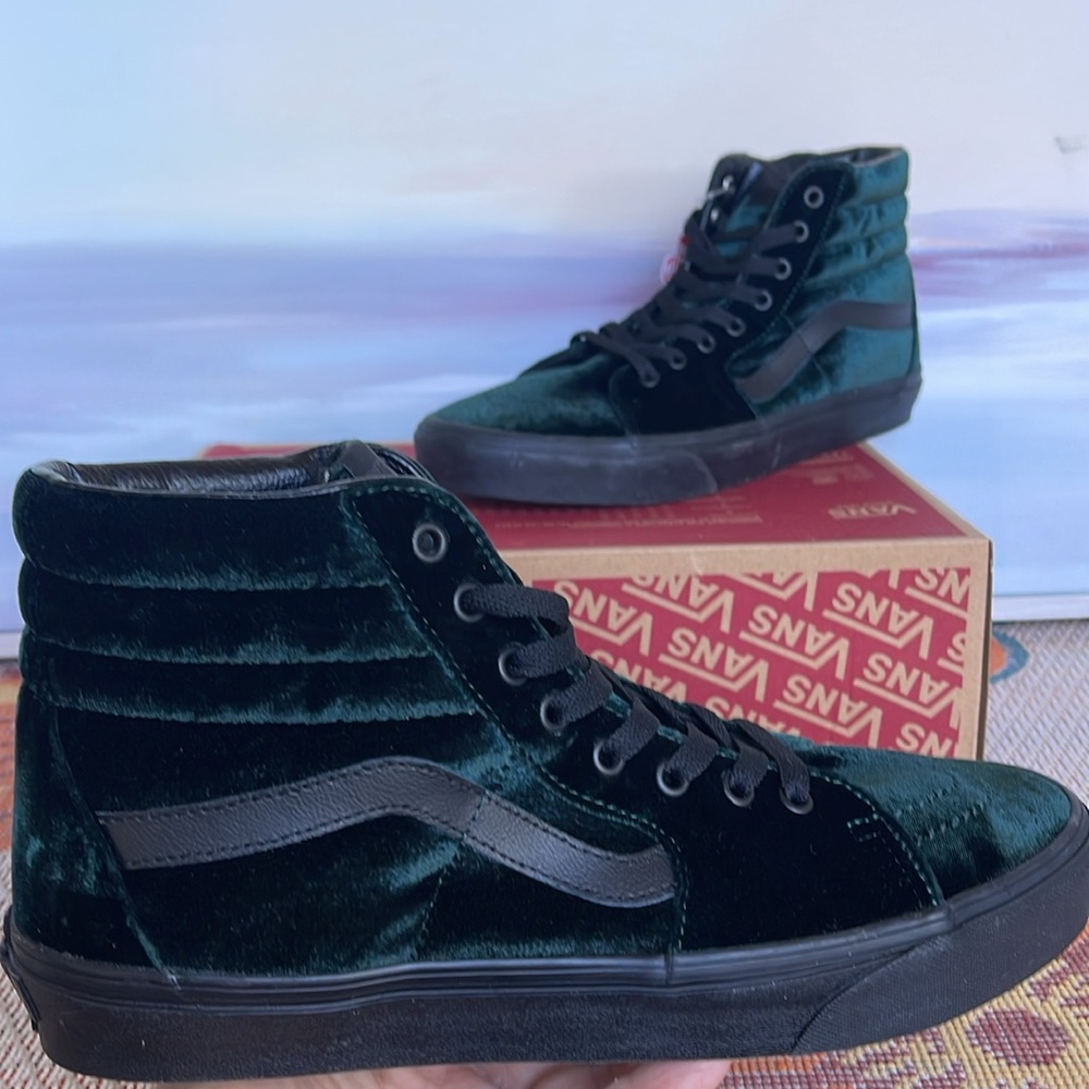 Vans WMNS Sk8-Hi Velvet Green/Black
VN0A4BVT203
Sneakers - Picture 11 of 16